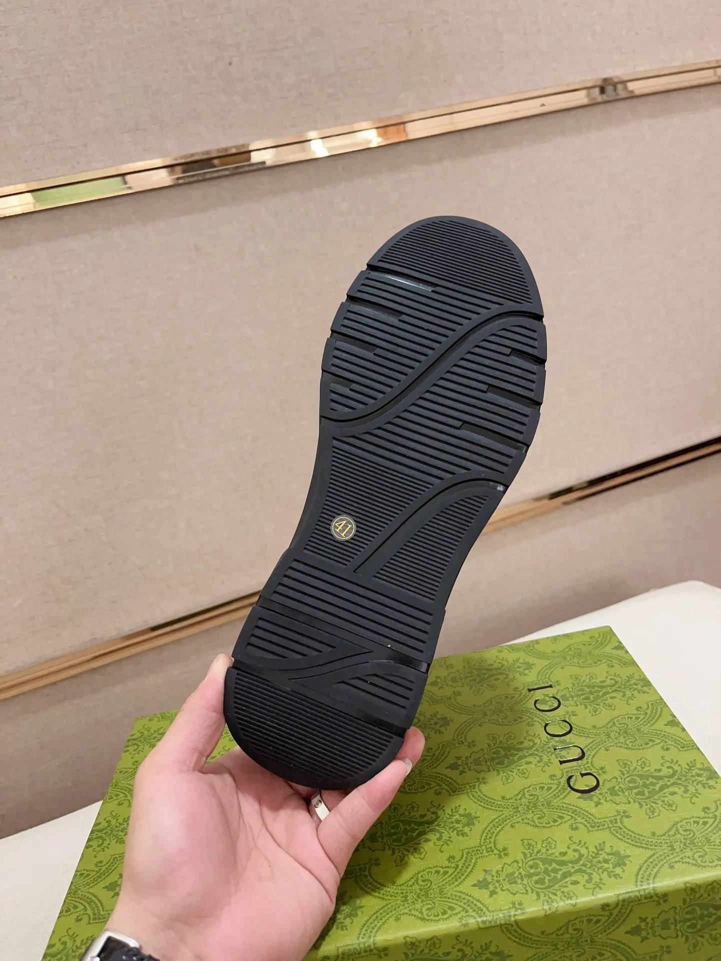 Factory price 480💰 (sheepskin lining * velvet lining optional! Can be made without label) High-quality new GUCCI (Gucci) counters will be launched simultaneously. The new men's shoes and 😘fabric are made of high-tech glue-spraying technology. Lining: sheepskin lining* velvet lining. 👍🏿 High-end ☄️ air-cushion molded anti-slip rubber outsole, exquisite lines, simple and elegant, comfortable and high-end for leisure travel. Code number: 38 to 44 (45 can be customized and cannot be returned or exchanged)